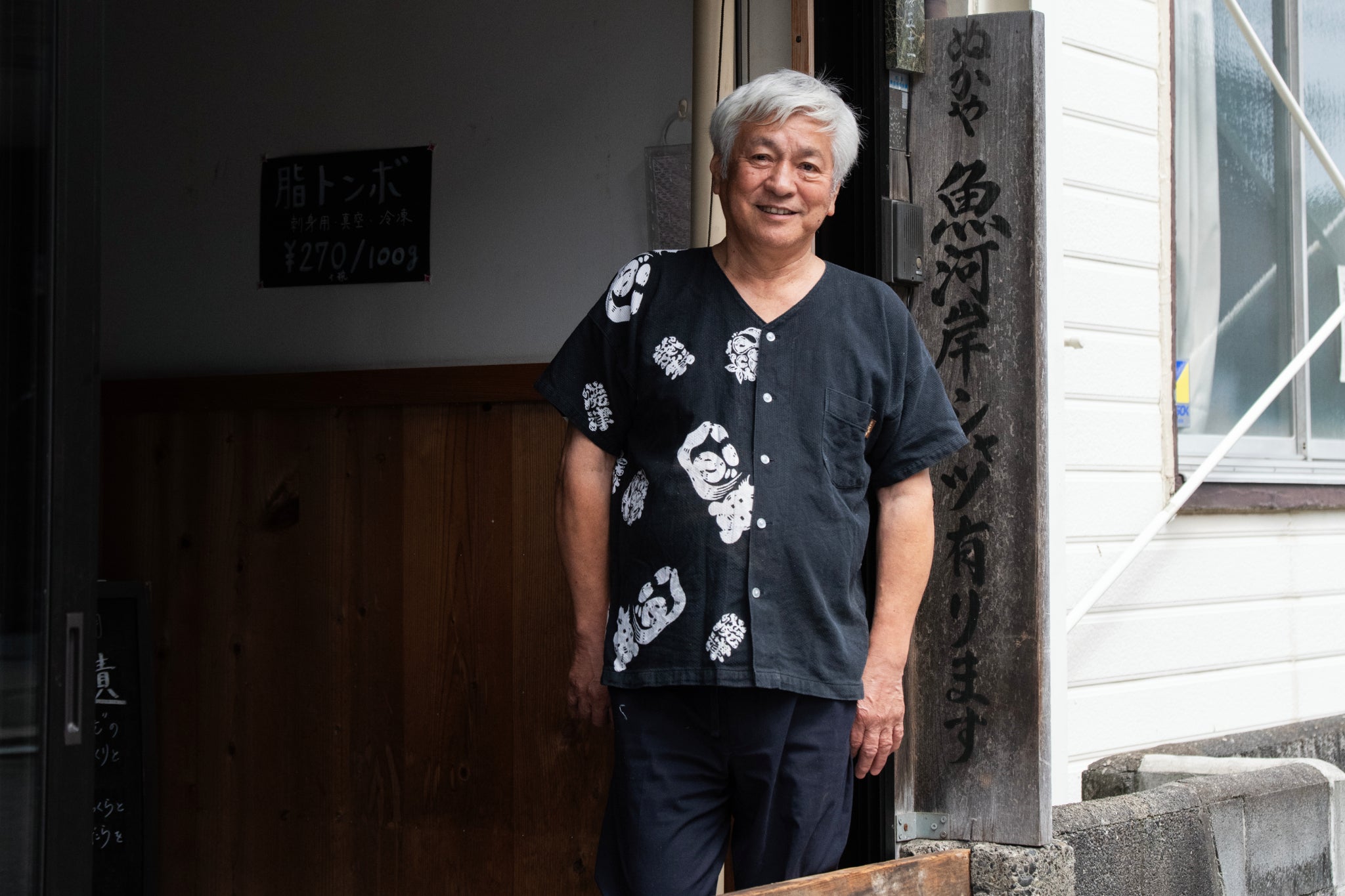 波が打ち寄せ、石が降る町